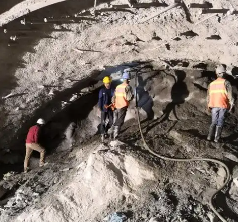 连山隧道拱顶带模注浆料，微膨胀注浆料的特点及施工工艺